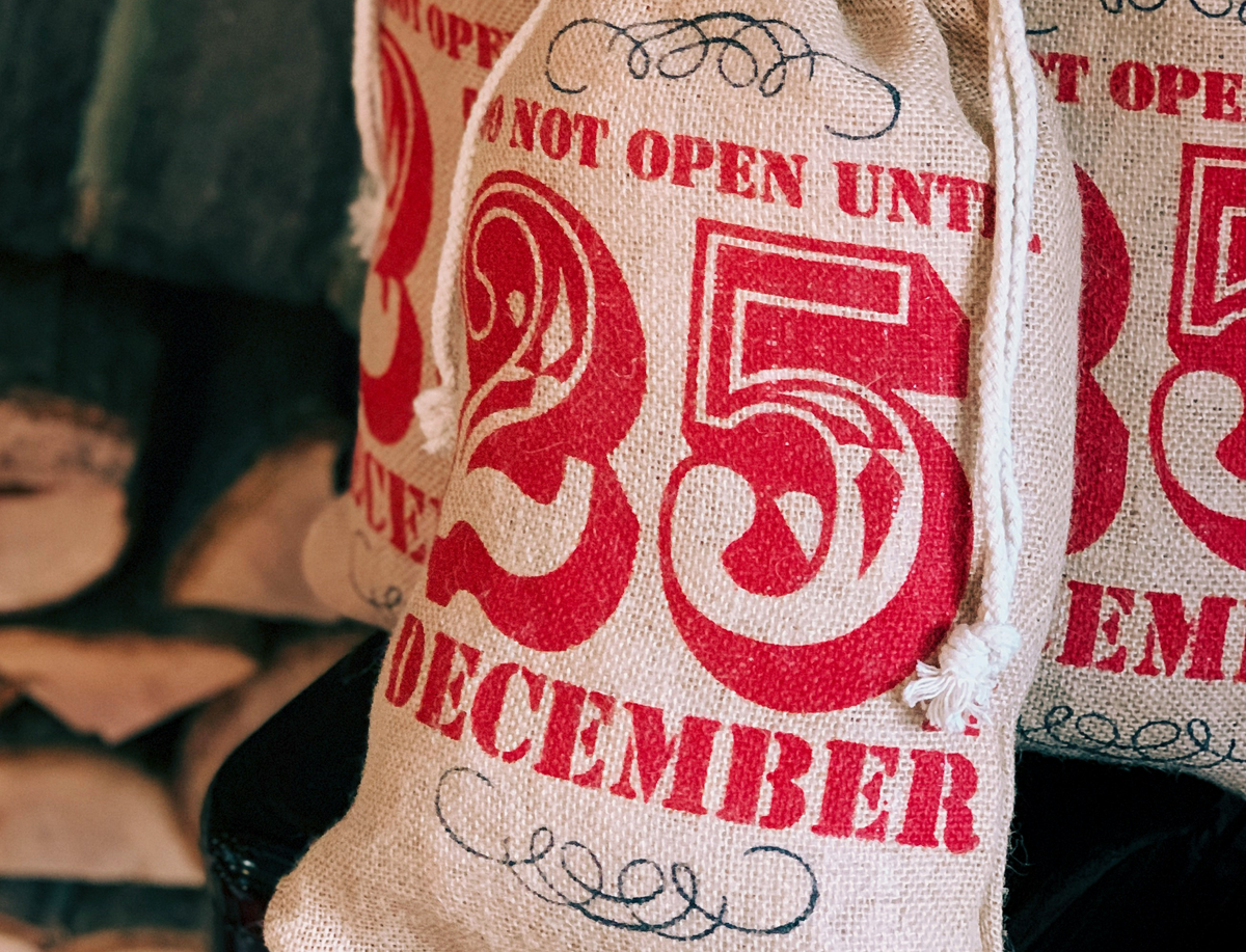Ein Jutesack mit der Aufschrift: "Do not open until 25 December"