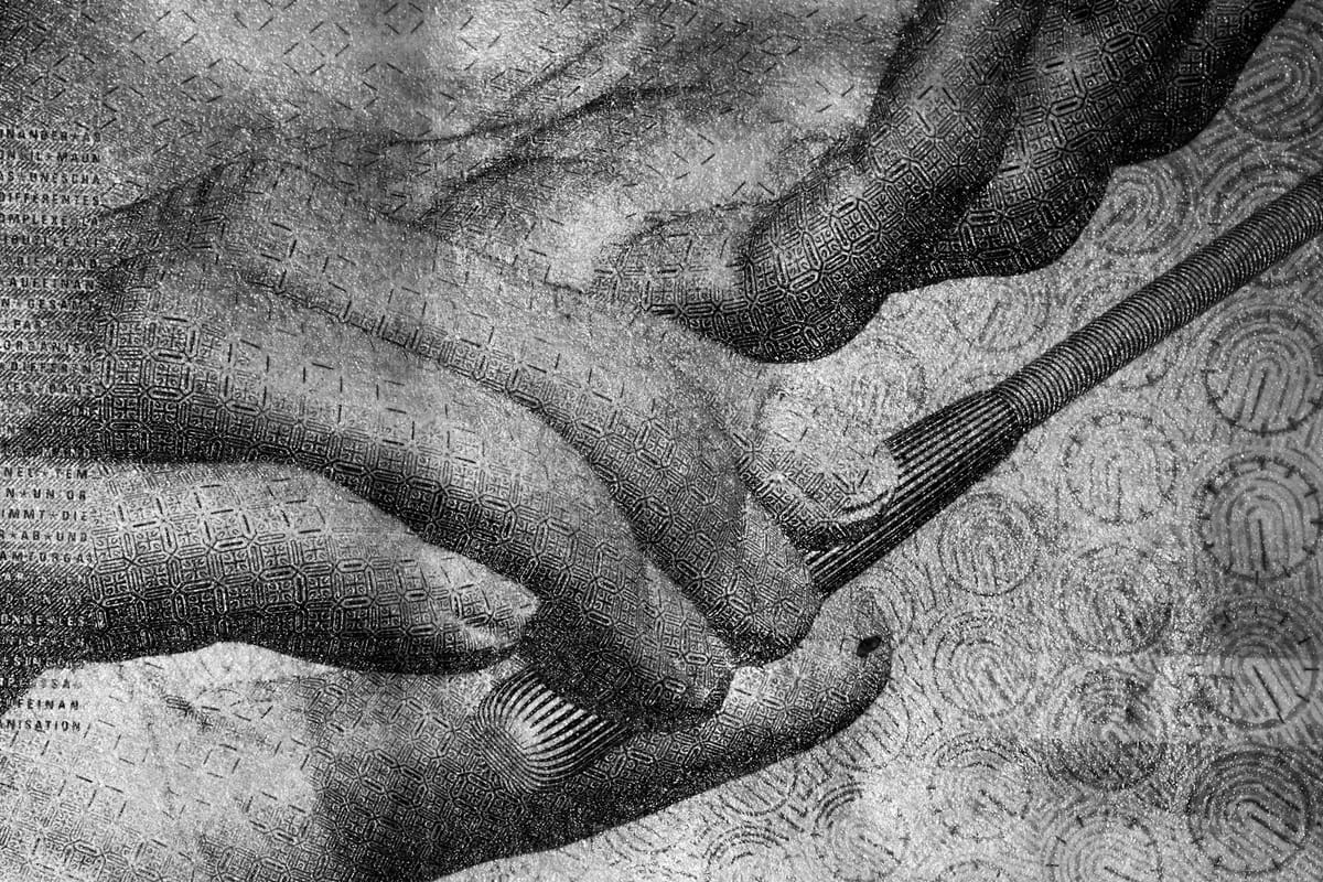 Eine Hand mit Feile in künstlerischem stilisierten Schwarz-Weiß